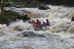 Balet sincron pe ape repezi sau rafting pe Jiu